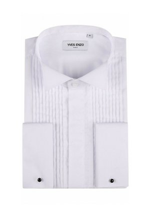 Chemise blanche avec un devant plissé, col pointu et poignets doubles. Présente des accents de boutons de manchette noirs et une étiquette indiquant "Yves Enzo, Paris."