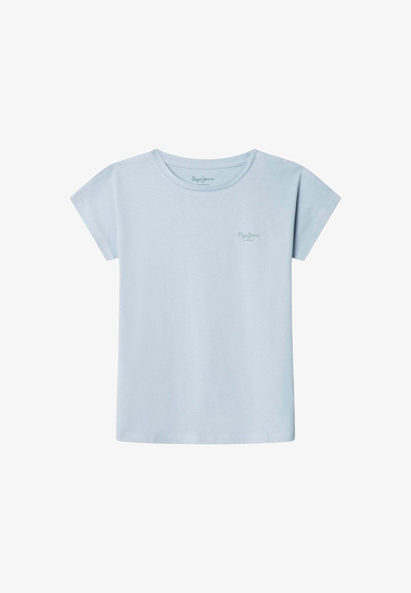 Šviesiai mėlynas medvilninis marškinėlis trumpomis rankovėmis ir apvalia apykakle. Subtilus žalias logotipas viršutinėje kairėje pusėje. Lygus tekstūros paviršius.