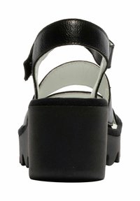 Czarne sandały na platformie z teksturowaną skórzaną cholewką, paskiem na kostce i grubą podeszwą z rowkami zapewniającymi przyczepność.