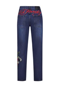 Jeans de mezclilla azul oscuro con un logo rojo bordado en la cintura y un gráfico colorido de una serpiente y una calavera en la pierna izquierda.