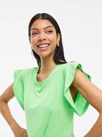 Zielona bluzka z krótkim rękawem z falbankami. Wykonana z miękkiego materiału, ma okrągły dekolt i luźny krój, idealna do codziennego użytku.