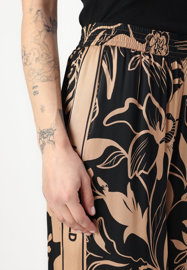 PRINTED PANTS - Trousers4