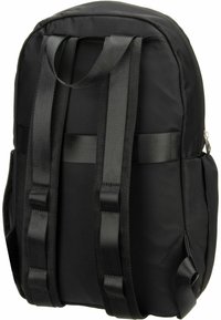 Mochila negra de nylon con correas de hombro acolchadas, un asa superior para llevar y un acabado elegante y suave. No presenta patrones ni acentos visibles.