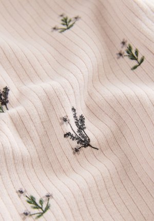 Tessuto rosa chiaro con sottili strisce verticali che presentano motivi floreali ricamati in verde e nero. Tessitura morbida con una leggera lucentezza.