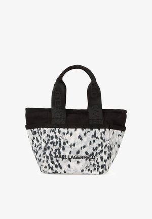 Kleine Tote-Tasche mit schwarz-weißem abstraktem Leopardenmuster, schwarzem oberen Rand und schwarzen Griffen mit geprägtem "Karl Lagerfeld" Schriftzug.