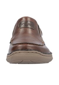 Braune Leder-Hausschuhe mit glatter Oberfläche, Nähten und einer beigen Gummisohle. Verfügt über ein Markenetikett im oberen Bereich.