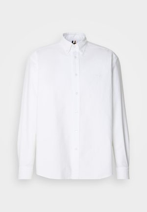 Camisa branca de manga longa abotonada, feita de algodão, com colarinho clássico e detalhes bordados subtis no peito. Textura suave, corte regular.