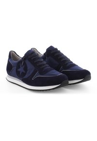 Marineblaue Sneakers mit einem Obermaterial aus Wildleder und Satin, Schnürverschluss, Stern-Logo-Detail und weißer Gummisohle mit strukturiertem Profil.