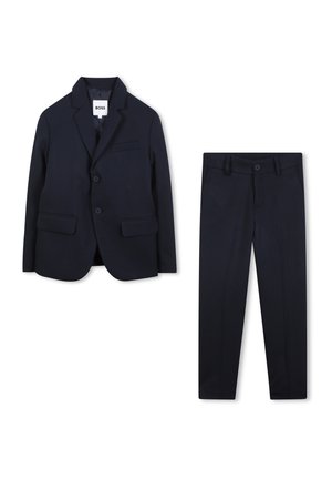 Completo a due pezzi blu navy con giacca monopetto a due bottoni e tasche a pattina, abbinato a pantaloni dritti. Texture liscia.