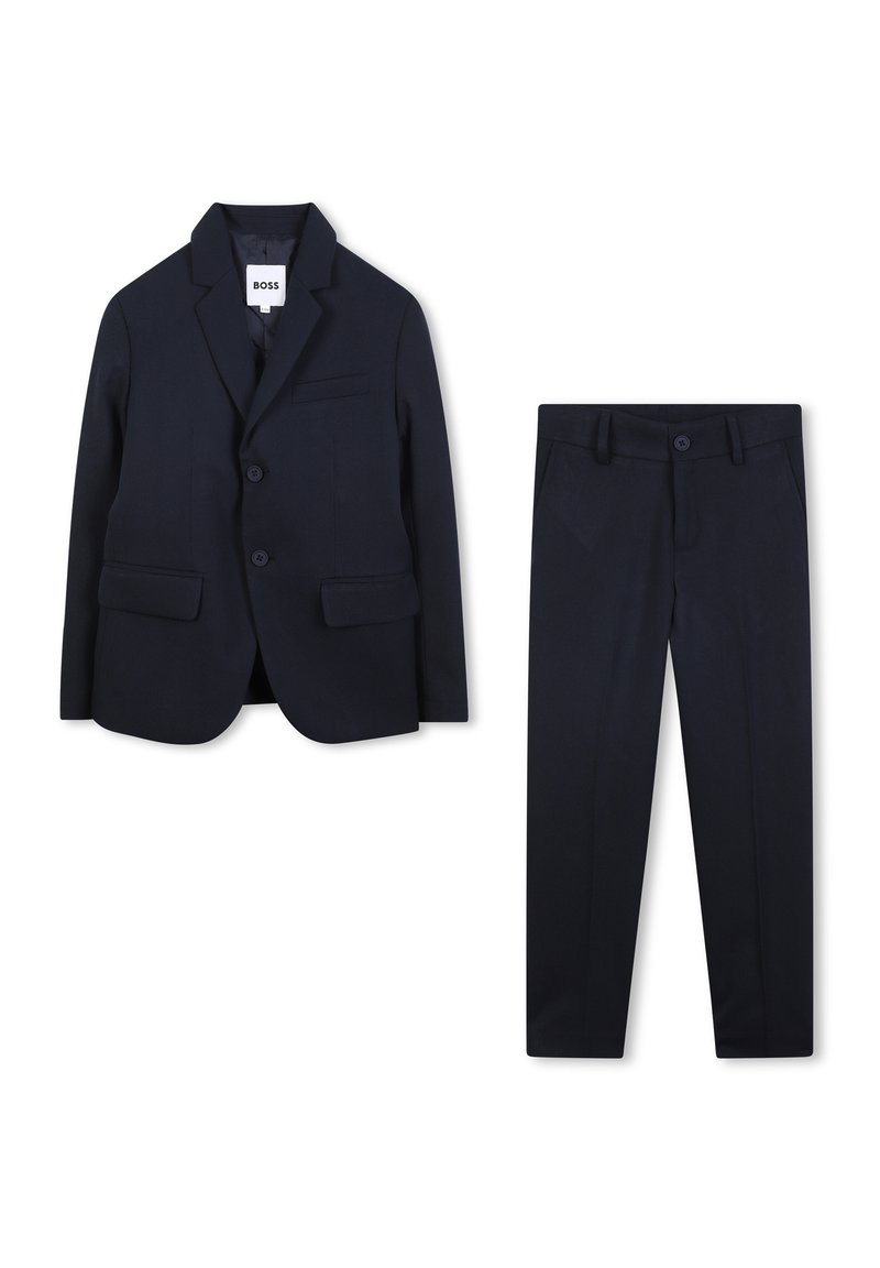 Granatowy dwuczęściowy garnitur z marynarką zapinaną na jeden guzik i dwoma kieszeniami z klapami, w połączeniu z prostymi spodniami. Gładka struktura.