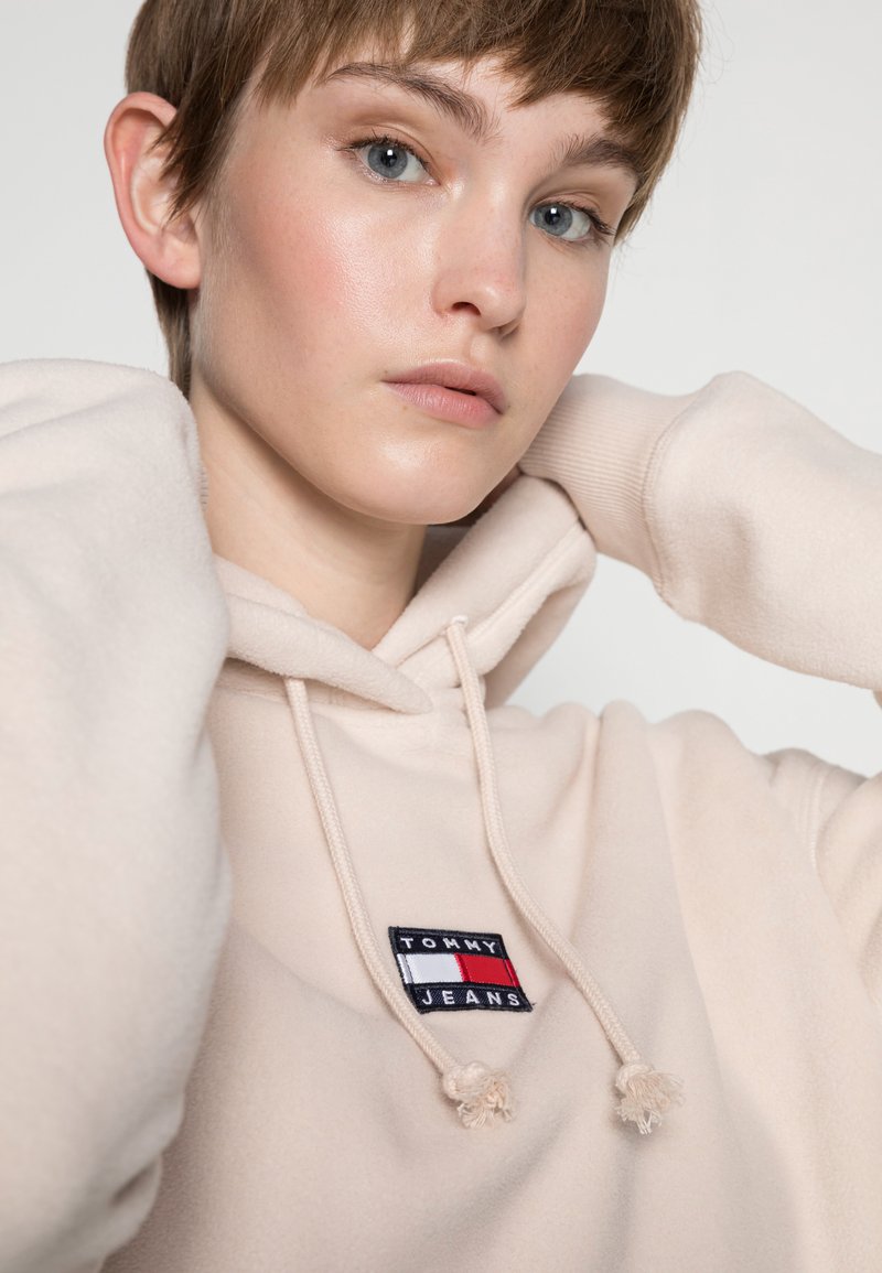 tommy jeans badge hoodie beige