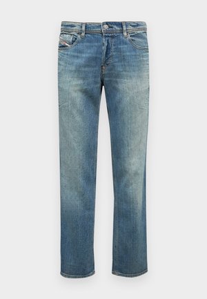 Jeans din denim albastru cu o croială dreaptă, având o spălare ușoară, design cu cinci buzunare, cusături subtile și închidere cu buton și fermoar.