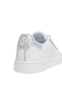 Vita låg-top sneakers med en glittrande silverhälaccent, slät syntetisk ovandel och strukturerad gummisula, med perforerade detaljer.