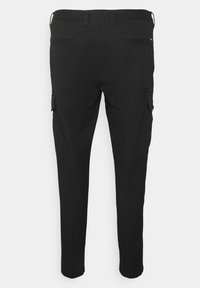 Černé cargo kalhoty slim fit s bočními kapsami, kapsami s překlápěním a texturovanou tkaninou. Pasový lem obsahuje poutka na opasek.