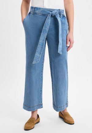 Helles blauweites Denim-Hose mit einem gebundenen Gürtel, vorderen Taschen und fransigen Säumen. Weicher Stoff mit lockerer Passform.