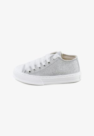 Zapatilla deportiva baja con purpurina plateada, suela de goma blanca y cordones, vista desde un lateral sobre fondo blanco.
