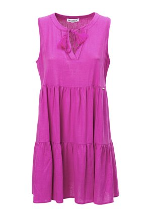 Roze mouwloze jurk gemaakt van lichtgewicht stof, met een gestrikte nekkraag en een gelaagde volantzoom voor extra volume.