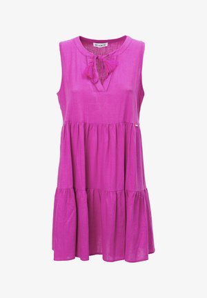 Roze mouwloze jurk gemaakt van lichtgewicht stof, met een gestrikte nekkraag en een gelaagde volantzoom voor extra volume.