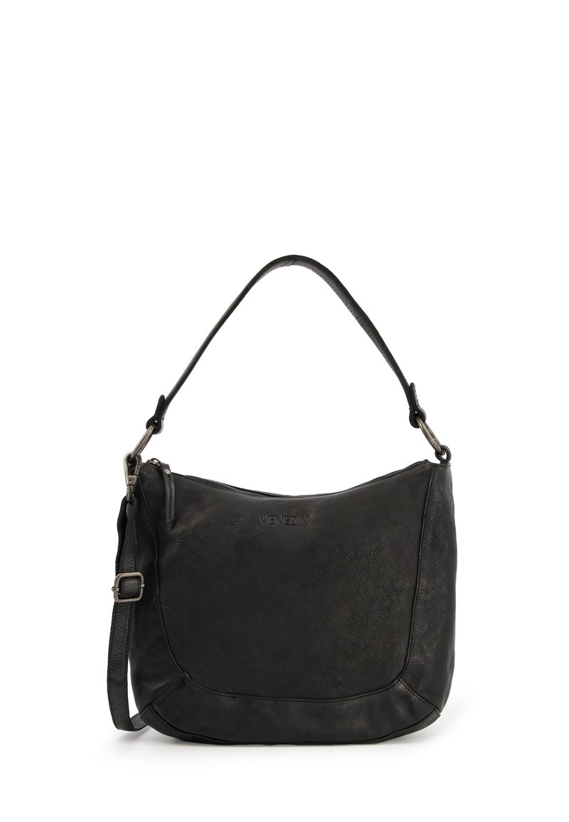 Schwarze Leder-Schultertasche mit geschwungener Form, verstellbarem Riemen, subtiler Texturoberfläche und geprägtem Logodetail auf der Vorderseite.