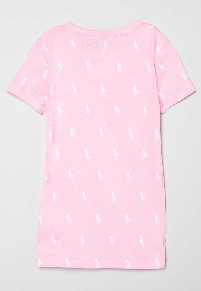 Różowa bawełniana koszulka z krótkim rękawem, ozdobiona powtarzającym się wzorem białego polo gracza, z okrągłym dekoltem.