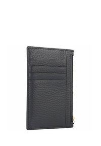 Zwarte, gestructureerde leren kaarthouder met drie kaartsleuven aan één zijde en een ritsvak langs de rand.