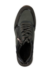 Sneaker verde scuro con un mix di tessuto texturizzato e dettagli in vernice. Presentano una chiusura con zip, lacci rotondi e una suola ammortizzata.