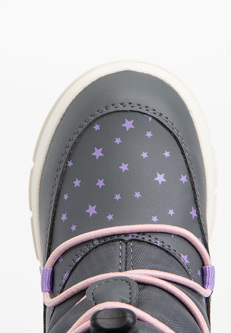 Graue Sneakers mit lila Sternmuster, strukturiertem Material, pinken Schnürsenkeln und weißer Sohle. Verfügt über eine verstärkte Zehenkappe und robuste Nähte.