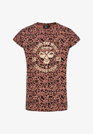 Rosa t-shirt med korte ærmer, der har et sort blomsterdesign, en rund halsudskæring og et centralt gyldent logo med teksten "Forandrer verden gennem sport."