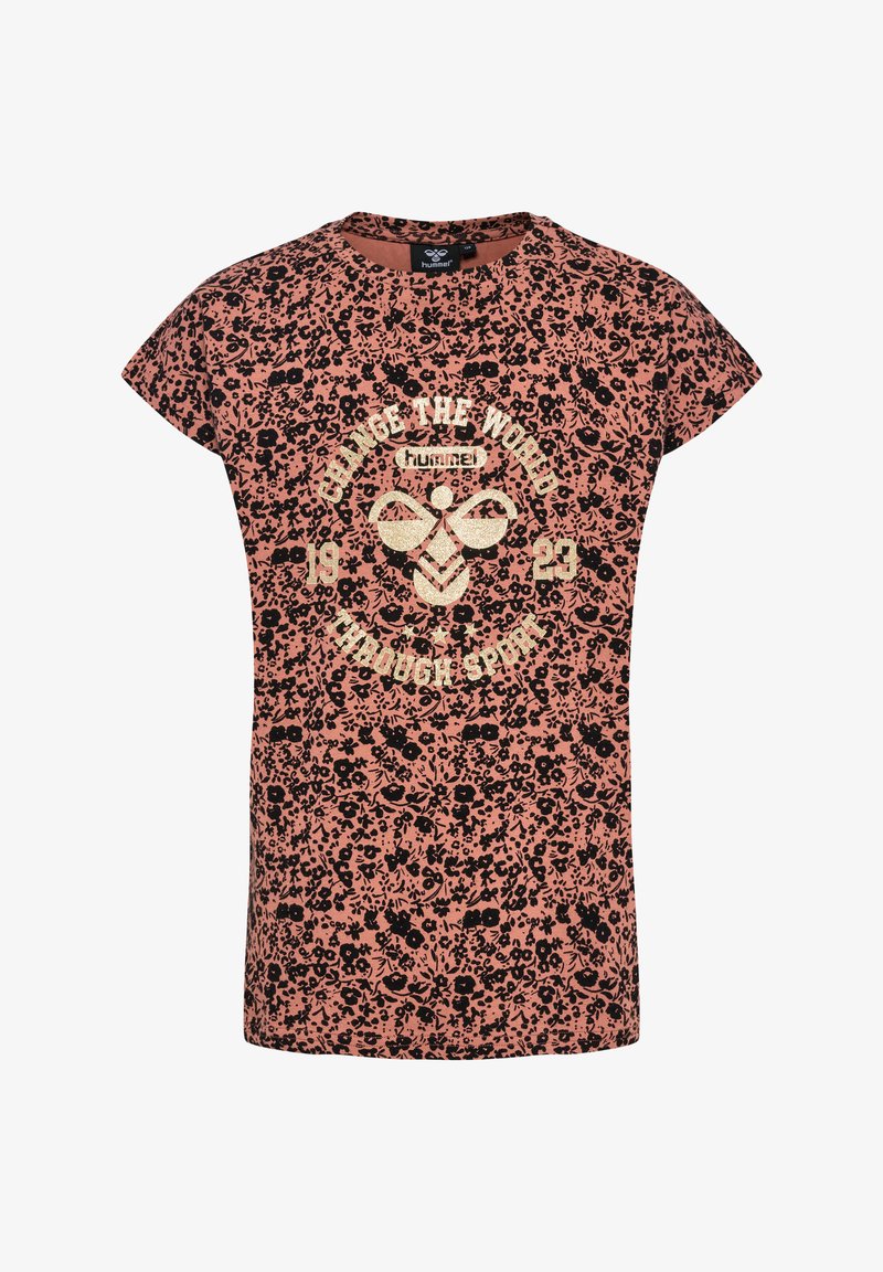 Rosa t-shirt med kortärmar som har ett svart blommönster, rund halsringning och en central gyllene logotyp med texten "Förändra världen genom sport."