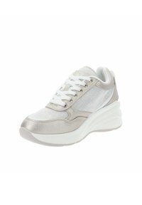 Srebrno-białe sneakersy z mieszanym tekstylnym wierzchem, okrągłym noskiem, grubą białą podeszwą i tradycyjnym sznurowaniem. Widoczne teksturowane panele.