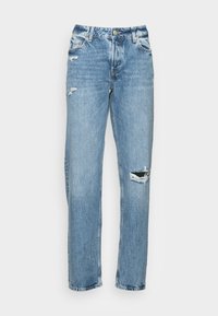 Jeans de ganga azul claro com um corte relaxado, apresentando rasgos nos joelhos, cinco bolsos e um fecho de botão na cintura.