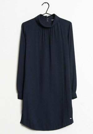 Robe bleu marine avec un col montant, des manches longues et des plis au niveau de l'encolure. Confectionnée en tissu lisse, elle présente un ourlet incurvé et un petit détail de logo.