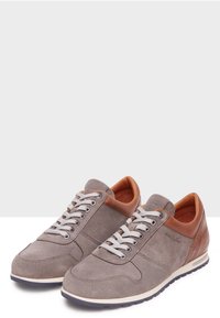 Szare zamszowe trampki z brązowymi skórzanymi akcentami, okrągły nosek, sznurowany design oraz teksturowany detal na pięcie. Posiadają białą podeszwę pośrodkową i szare sznurowadła.