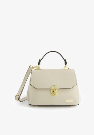 Beige leren handtas met bovenhandvat, verstelbare schouderriem, goudkleurige slotsluiting en een klein rechthoekig merkembleem aan de voorkant.