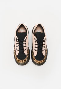 Fekete és rózsaszín velúr sportcipők leopárdmintás részletekkel, kerek orr, fekete fűző, vastag talp és Dr. Martens márkajelzés a talpbetéten.
