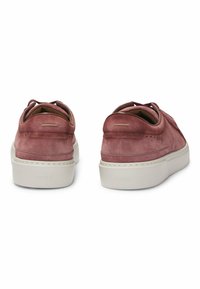 Sneakers in suede rosa con suole in gomma bianca, caratterizzati da punta arrotondata, design a profilo basso e accenti di cucitura minimalista.