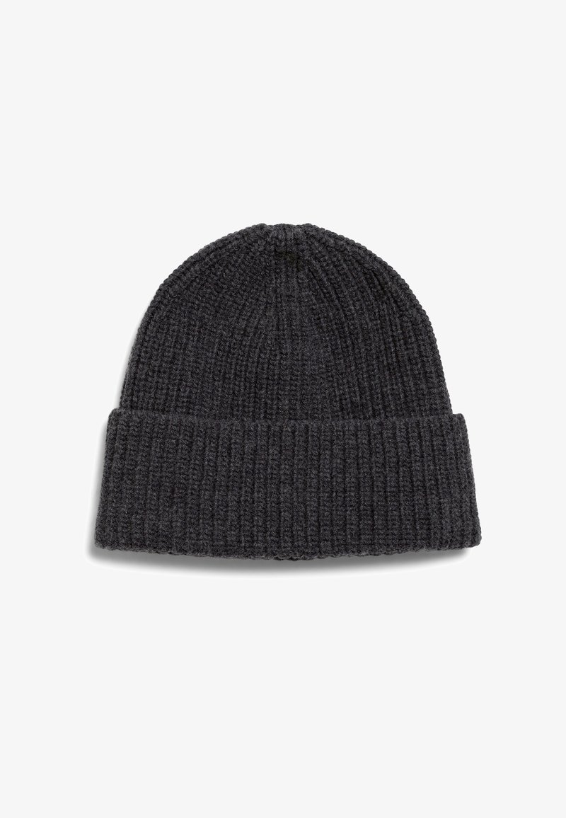 Berretto lavorato a maglia grigio carbone con texture a coste e orlo ripiegato. Il materiale sembra morbido e caldo, adatto per il freddo.