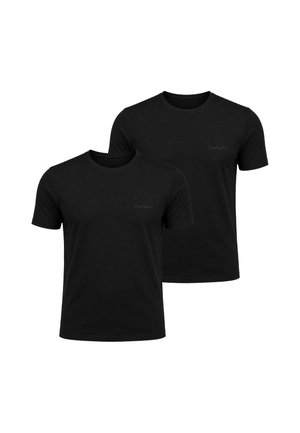 Deux t-shirts noirs unis à manches courtes et col rond, l'un légèrement derrière l'autre, avec un logo discret sur la poitrine gauche.