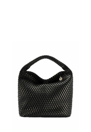 Czarna pleciona torebka z szerokim uchwytem, prostokątną podstawą i małą okrągłą metalową zawieszką blisko otworu.