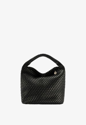 Czarna pleciona torebka z szerokim uchwytem, prostokątną podstawą i małą okrągłą metalową zawieszką blisko otworu.