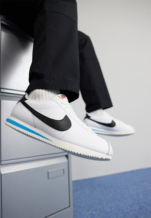 Nike Sportswear CORTEZ - Sneakers - white/black/light photo blue/sail/team orange