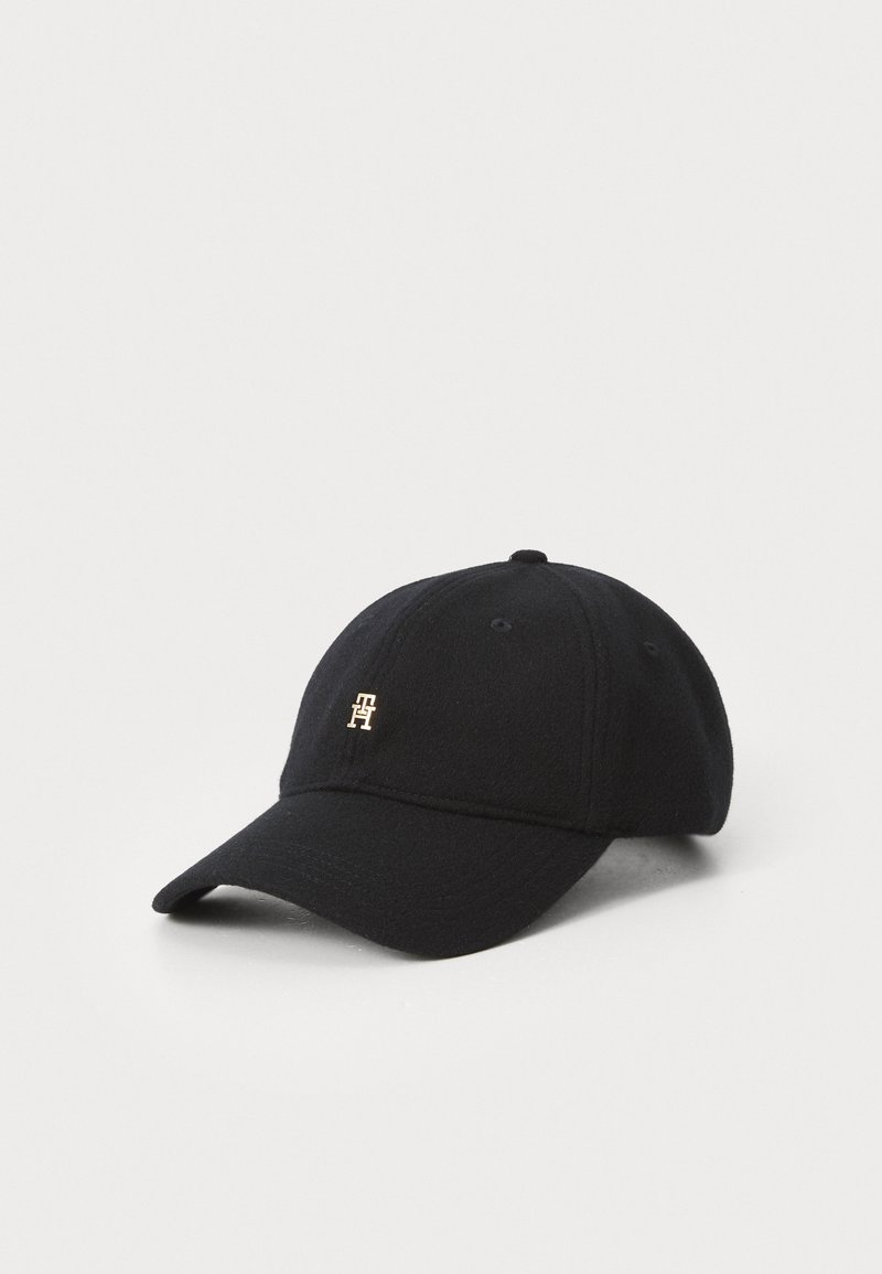 Cappellino da baseball in lana nera con corona arrotondata e visiera curvata, dotato di un piccolo logo dorato sul davanti. Design minimalista senza motivi.
