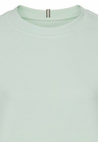 Lichtgroene, textuurpullover met een ronde hals. Beschikt over een ribbelontwerp en subtiele glans, vervaardigd uit een zachte gebreide stof.