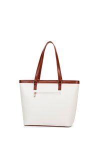 Bolso tote en material texturizado blanco con acentos en cuero sintético marrón. Presenta dos asas resistentes y un bolsillo frontal con cremallera.
