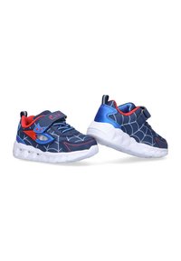 Las zapatillas de malla azul presentan un patrón de telaraña, acentos rojos y suelas de goma blanca. Correa de Velcro para un ajuste seguro.