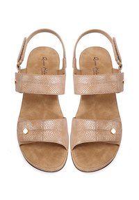 Sandali beige con tomaia in pelle texture, due cinturini, design slingback e in accentuazione circolare dorata sul cinturino esterno. Suola in camoscio.