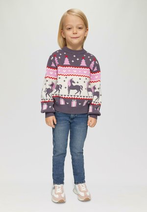 Kleurrijke gebreide trui met een feestelijk patroon van eenhoorns, bomen en cadeaupakketjes. Donkerpaarse basis met roze en witte accenten.
