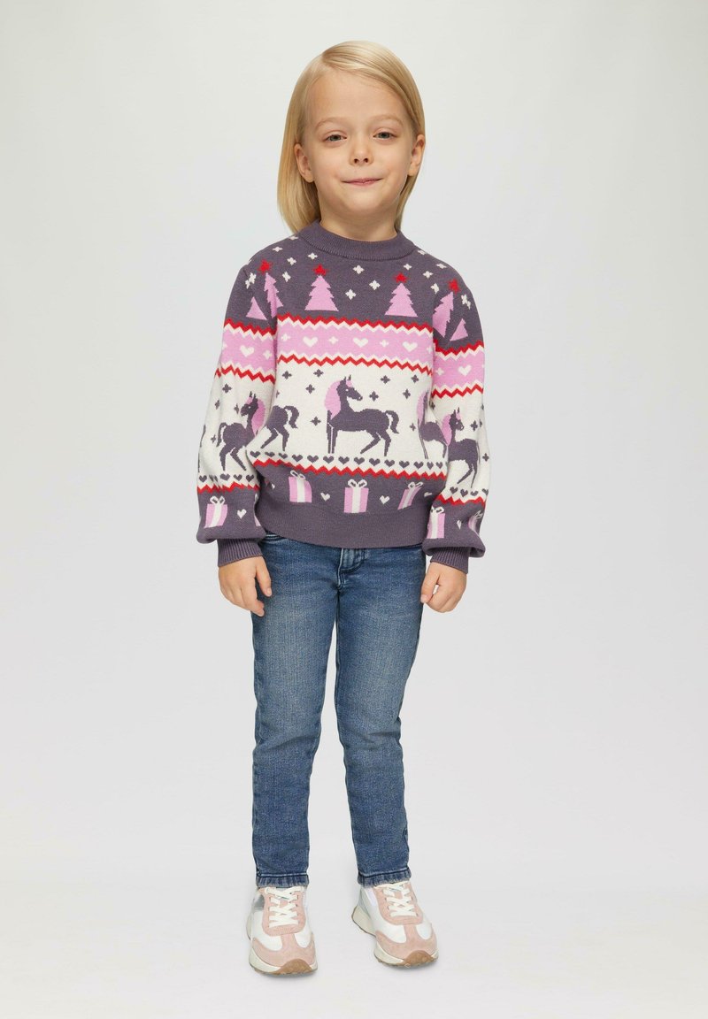 Kolorowy sweter dzianinowy z świątecznym wzorem przedstawiającym jednorożce, drzewa i pudełka prezentowe. Ciemnofioletowa baza z różowymi i białymi akcentami.