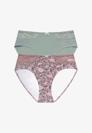 Dwie pary damskich majtek. Jedne są zielone z koronkowym wykończeniem; drugie są różowe w kwiatowy wzór, z miękkiego materiału i ozdobną kokardą.