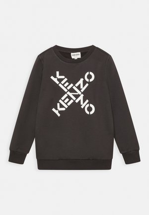 Sudadera negra de manga larga con cuello redondo y logo geométrico blanco "KENZO" impreso en diagonal en el frente.